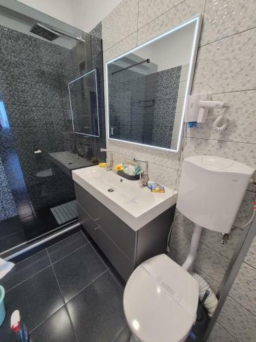 Crys Luxury Apartment By The Sea , First Line