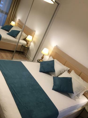 Adams Apartment Onix Blue