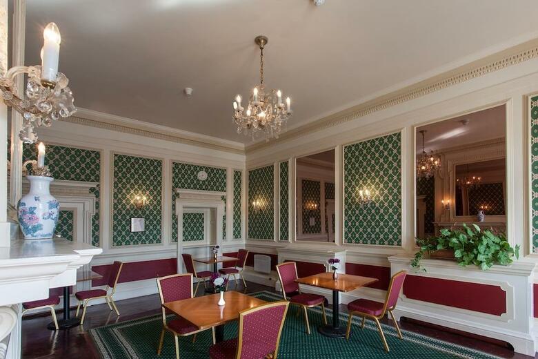 Russ Hill Hotel