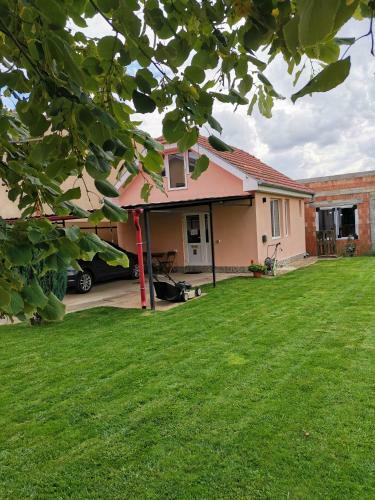 Casuta Cu Tei-lime House