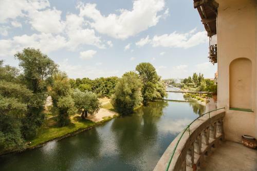 Spacious Riverviews Apartment Near Piata Unirii