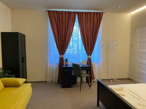 Hostal Theater Guesthouse With Parking