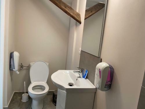 Hostal Theater Guesthouse With Parking