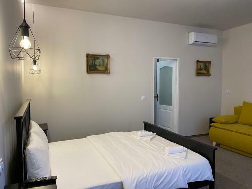 Hostal Theater Guesthouse With Parking