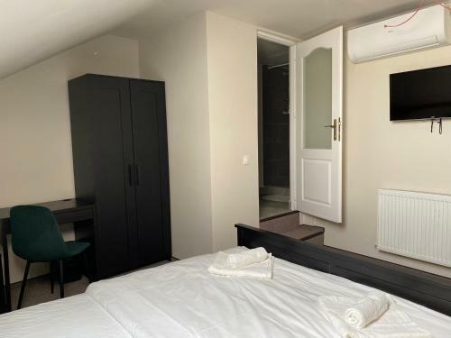 Hostal Theater Guesthouse With Parking