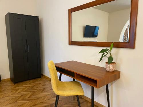 Hostal Theater Guesthouse With Parking