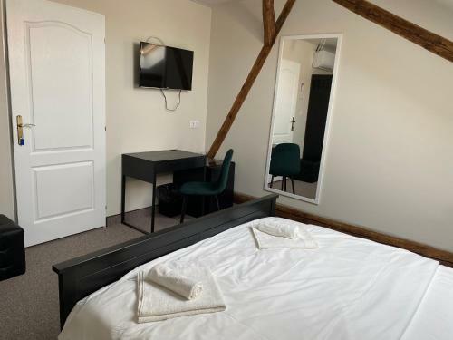 Hostal Theater Guesthouse With Parking