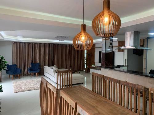 Casa Flor De Lis: Piscina, Gourmet E Conforto