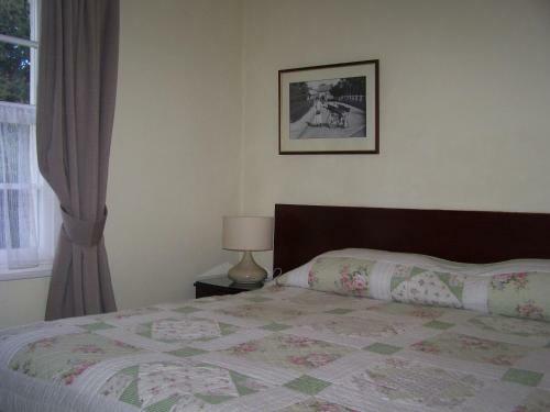 Hostal Bridge House Hotel