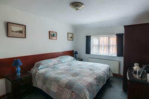Hostal Bridge House Hotel