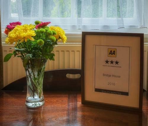 Hostal Bridge House Hotel