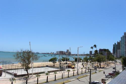 Apartamento 06 Flat Beira Mar Com Energia, Vaga, 3 Camas, Wi-fi E Ar