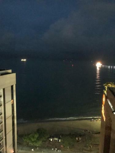 Apartamento 06 Flat Beira Mar Com Energia, Vaga, 3 Camas, Wi-fi E Ar