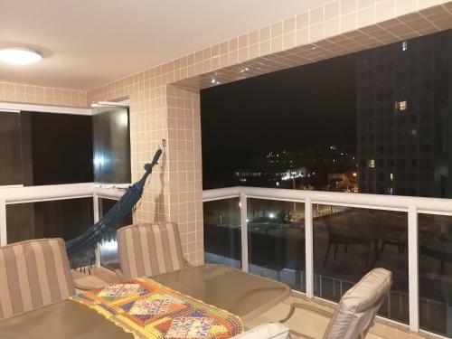 Apartamento, Ampla Sacada Com Vista Para O Mar!