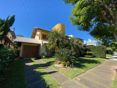 Casa 3 Dormit�rios Jurere Internacional
