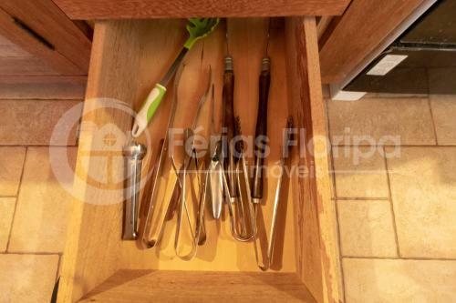 Casa 3 Dormit�rios Com Piscina E Campo De Futebol