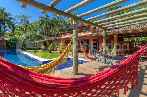 Casa 3 Dormit�rios Com Piscina E Campo De Futebol