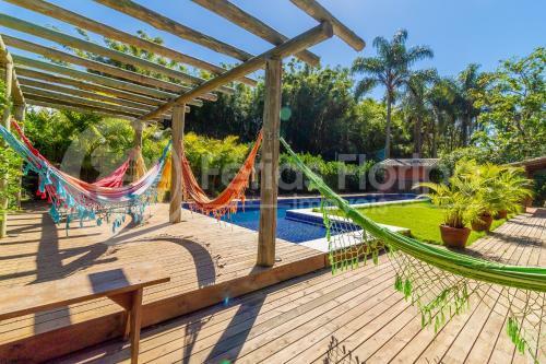Casa 3 Dormit�rios Com Piscina E Campo De Futebol