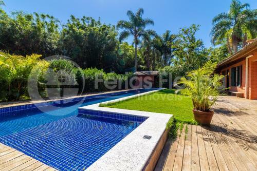 Casa 3 Dormit�rios Com Piscina E Campo De Futebol