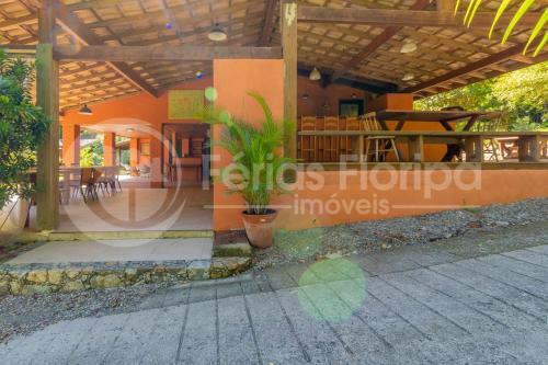 Casa 3 Dormit�rios Com Piscina E Campo De Futebol