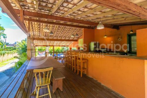 Casa 3 Dormit�rios Com Piscina E Campo De Futebol