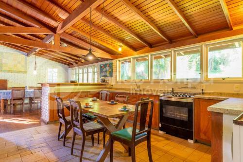 Casa 3 Dormit�rios Com Piscina E Campo De Futebol
