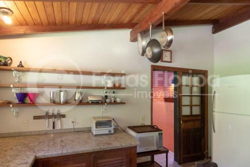 Casa 3 Dormit�rios Com Piscina E Campo De Futebol