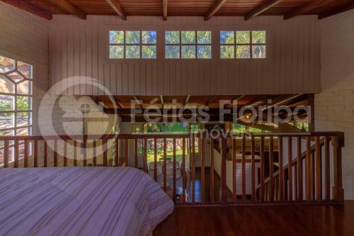 Casa 3 Dormit�rios Com Piscina E Campo De Futebol