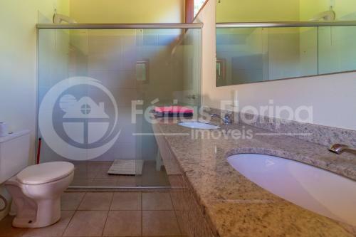 Casa 3 Dormit�rios Com Piscina E Campo De Futebol
