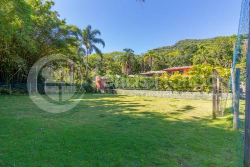 Casa 3 Dormit�rios Com Piscina E Campo De Futebol