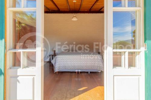 Casa 3 Dormit�rios Com Piscina E Campo De Futebol