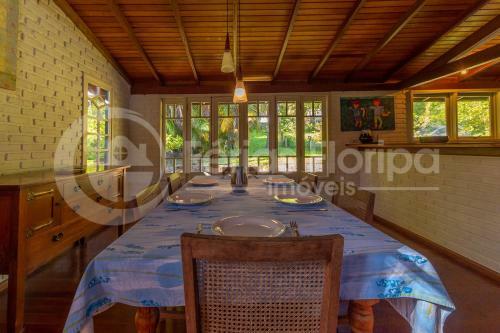 Casa 3 Dormit�rios Com Piscina E Campo De Futebol