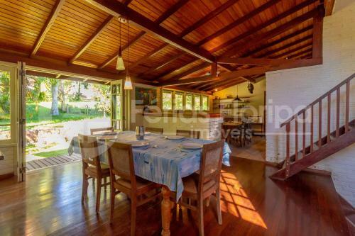 Casa 3 Dormit�rios Com Piscina E Campo De Futebol