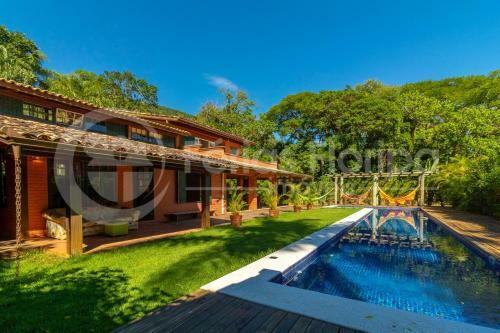 Casa 3 Dormit�rios Com Piscina E Campo De Futebol