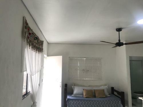 Casa Branca Bem Localizada Na Vila Ilhabela