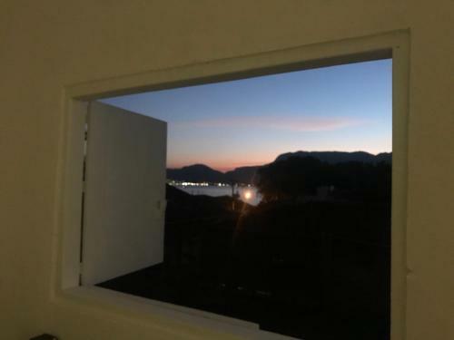 Casa Branca Bem Localizada Na Vila Ilhabela