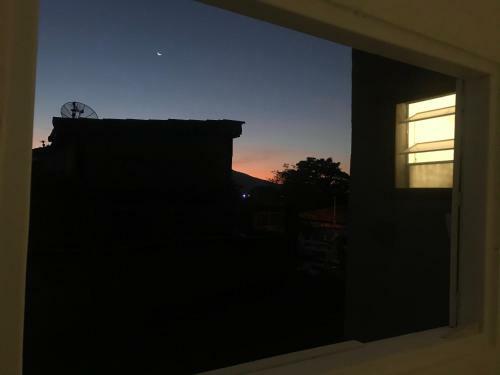 Casa Branca Bem Localizada Na Vila Ilhabela