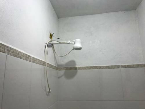 Casa Branca Bem Localizada Na Vila Ilhabela