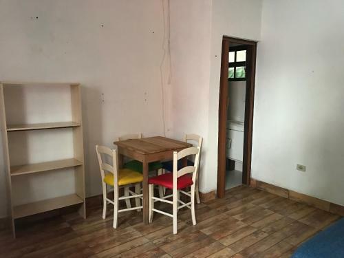 Casa Branca Bem Localizada Na Vila Ilhabela