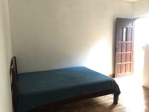 Casa Branca Bem Localizada Na Vila Ilhabela