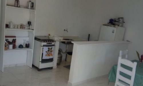 Casa Branca Bem Localizada Na Vila Ilhabela