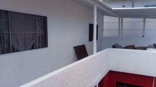 Casa Branca Bem Localizada Na Vila Ilhabela