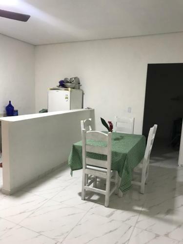 Casa Branca Bem Localizada Na Vila Ilhabela
