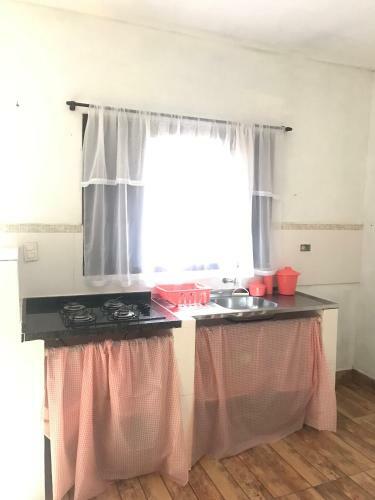 Casa Branca Bem Localizada Na Vila Ilhabela