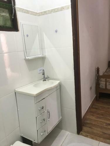 Casa Branca Bem Localizada Na Vila Ilhabela