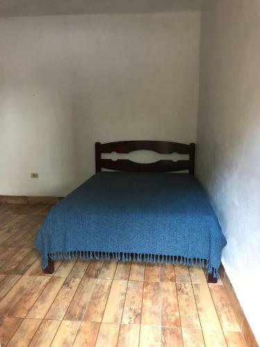Casa Branca Bem Localizada Na Vila Ilhabela
