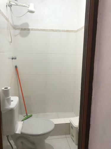 Casa Branca Bem Localizada Na Vila Ilhabela