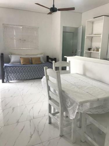 Casa Branca Bem Localizada Na Vila Ilhabela
