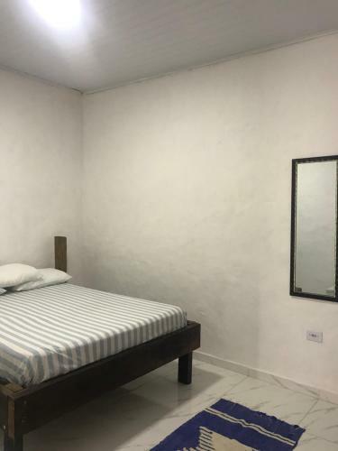 Casa Branca Bem Localizada Na Vila Ilhabela