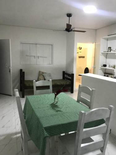 Casa Branca Bem Localizada Na Vila Ilhabela